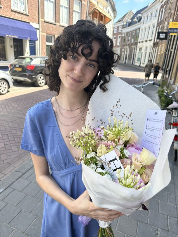 Britt met boeket Bloemen