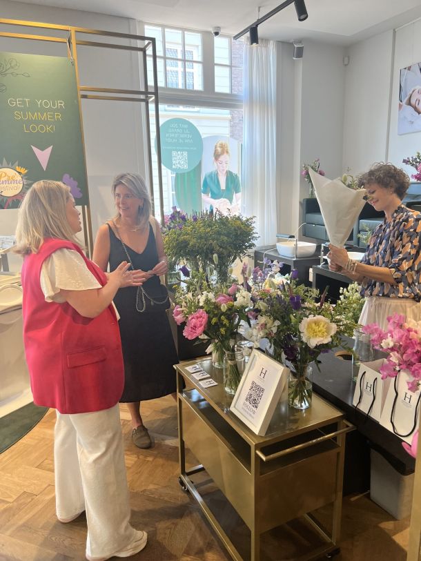 bloemen bar in cosmetica studio