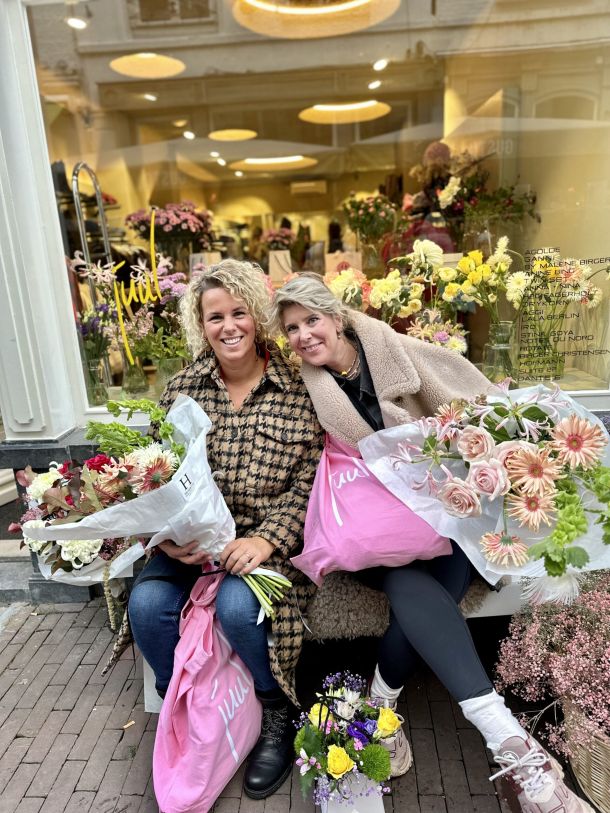 klanten met mooie bos bloemen