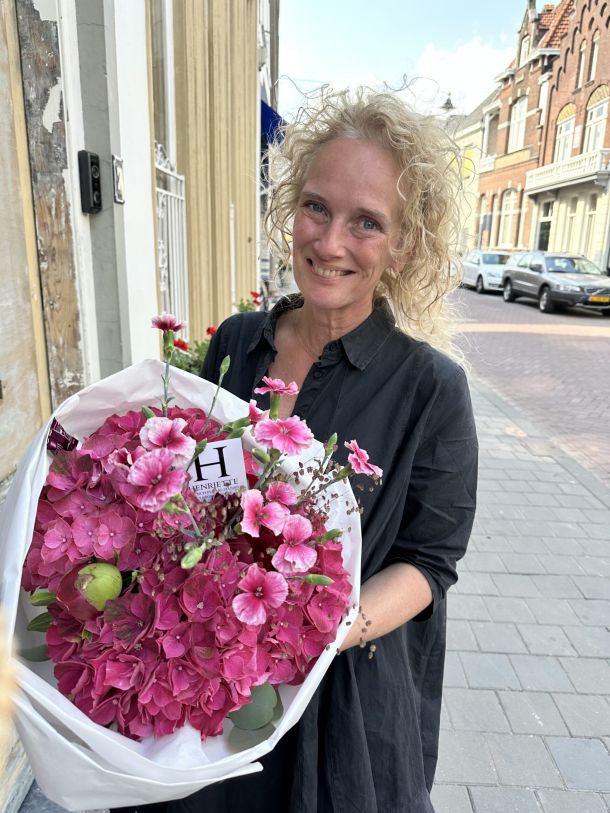 Angelique met boeket Hortensias