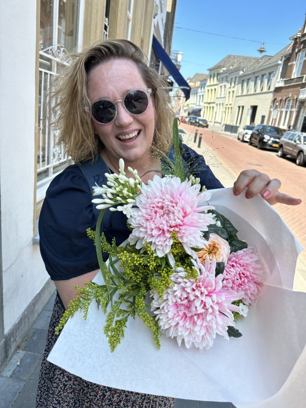Suzanne met pinke boeket Bloemen