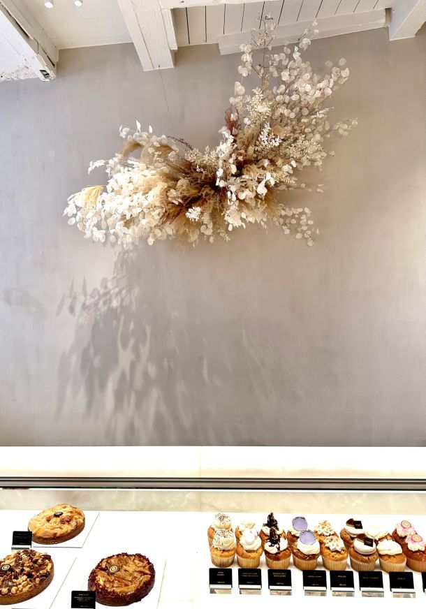gedroogte bloeme pampas en lunarias voor groote decoratie
