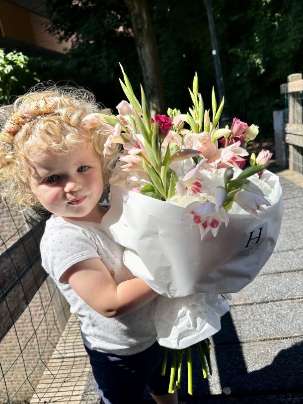 Mathilde la plus belle met boeket Bloemen