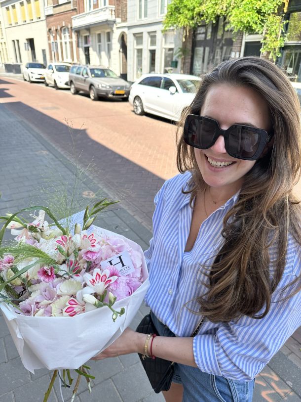 Valerie met boeket Bloemen