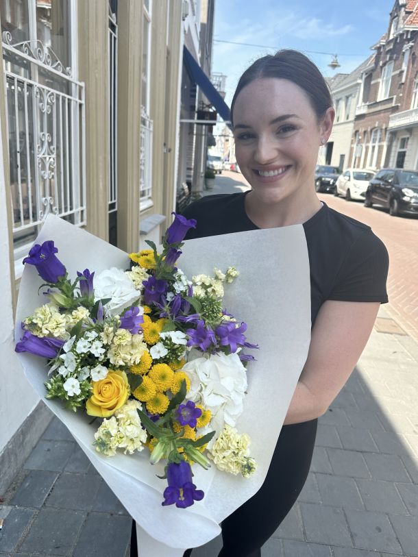Ali met boeket Bloemen