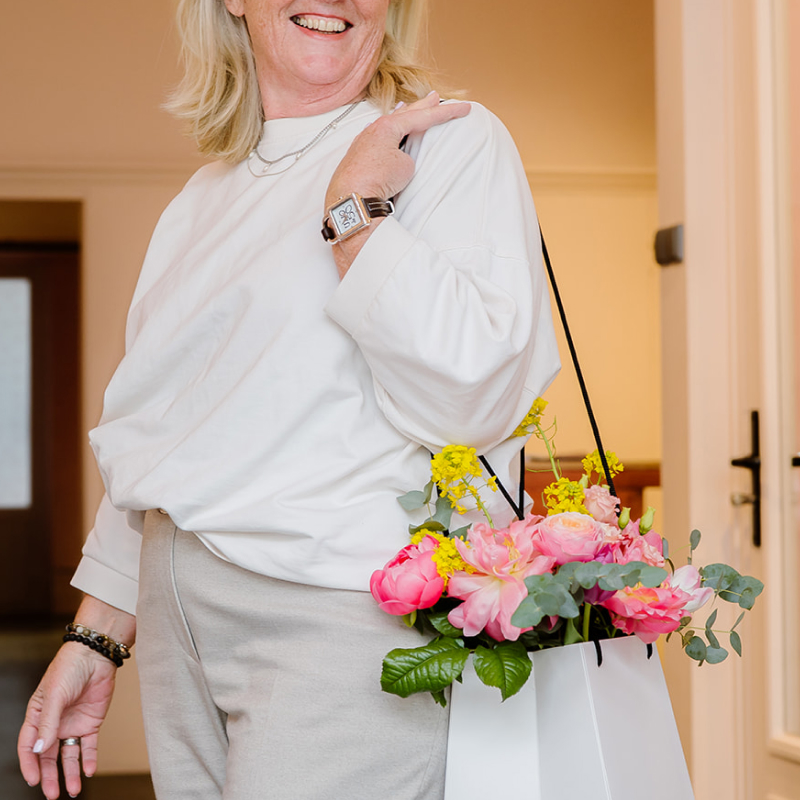 moeder met bloemen tas maat moederdag cadeau